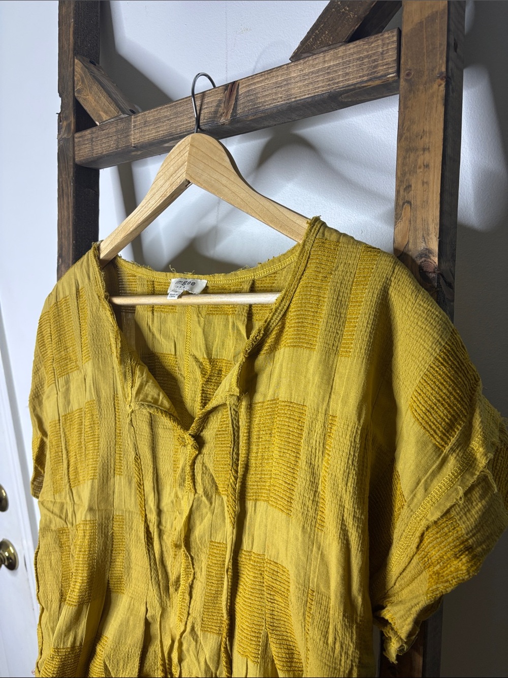 Umgee Mustard Textured V-Neck Short Sleeve Blouse Size S - Picture 3 of 4
